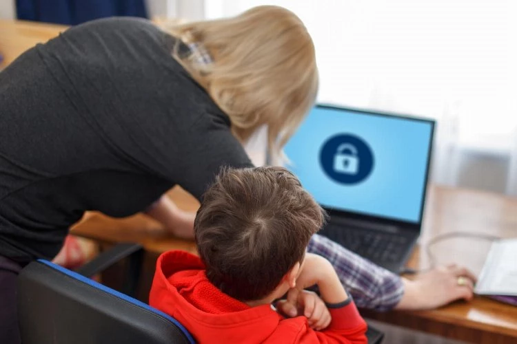 Çocuklarınızı internette yalnız bırakmayın